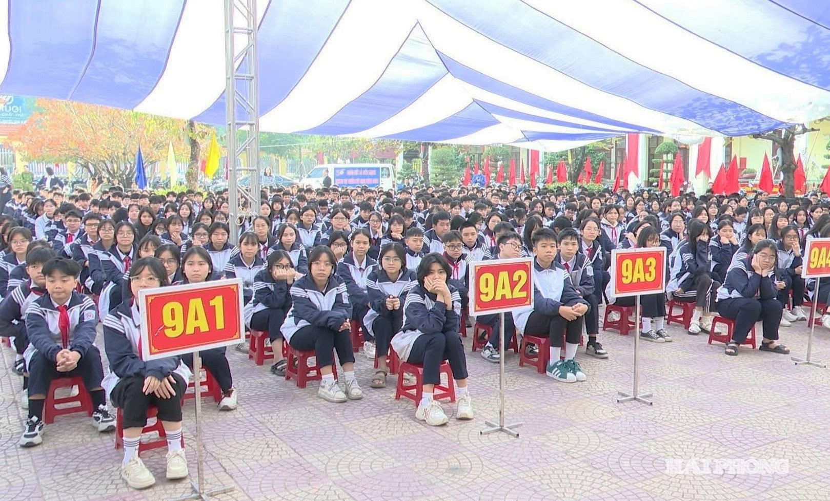 Các em học sinh Trường THCS Lương Khánh Thiện tham gia lễ mít tinh