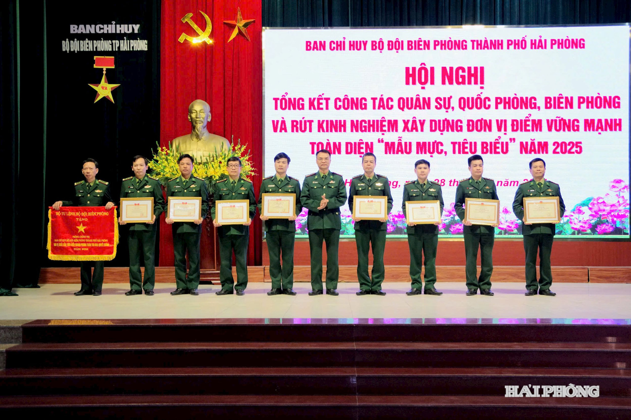 Đại tá Phạm Hồng Phong, Bí thư Đảng ủy, Chính ủy Bộ đội Biên phòng thành phố trao thưởng các tập thể có thành tích xuất sắc trong Phong trào Thi đua Quyết thắng năm 2025