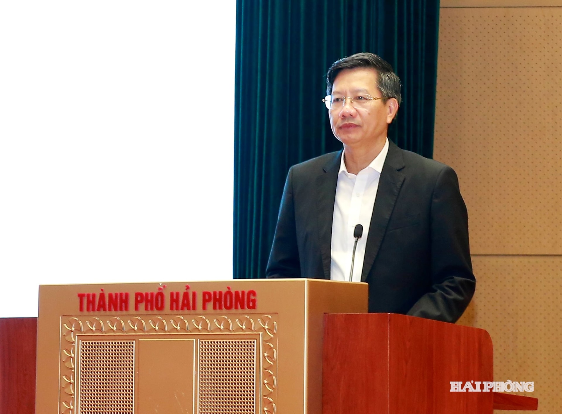 Đồng chí Lê Anh Quân, Phó chủ tịch Thường trực UBND thành phố trình bày tờ trình của Đảng uỷ UBND thành phố về điều chỉnh Nghị quyết 09-NQ/TU về phát triển nhà ở xã hội trên địa bàn thành phố đến năm 2030.