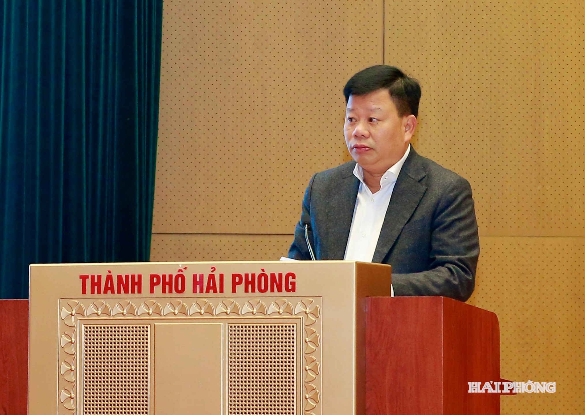 Đồng chí Lê Trung Kiên, Uỷ viên Ban Thường vụ Thành uỷ, Phó chủ tịch UBND thành phố trình bày nội dung quy hoạch Khu kinh tế phía Nam thành phố.