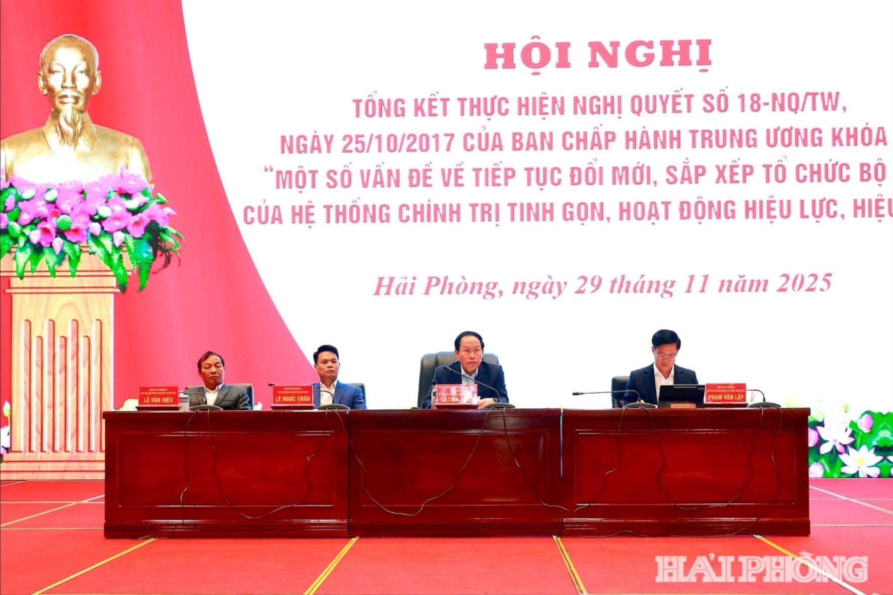 Các đồng chí Thường trực Thành ủy chủ trì hội nghị tổng kết thực hiện Nghị quyết số 18-NQ/TU.