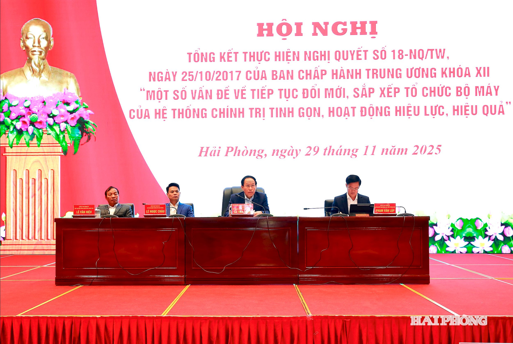Đồng chí Lê Tiến Châu, Uỷ viên Trung ương Đảng, Bí thư Thành uỷ, Trưởng đoàn đại biểu Quốc hội Hải Phòng cùng các đồng chí trong Thường trực Thành uỷ chủ trì hội nghị.