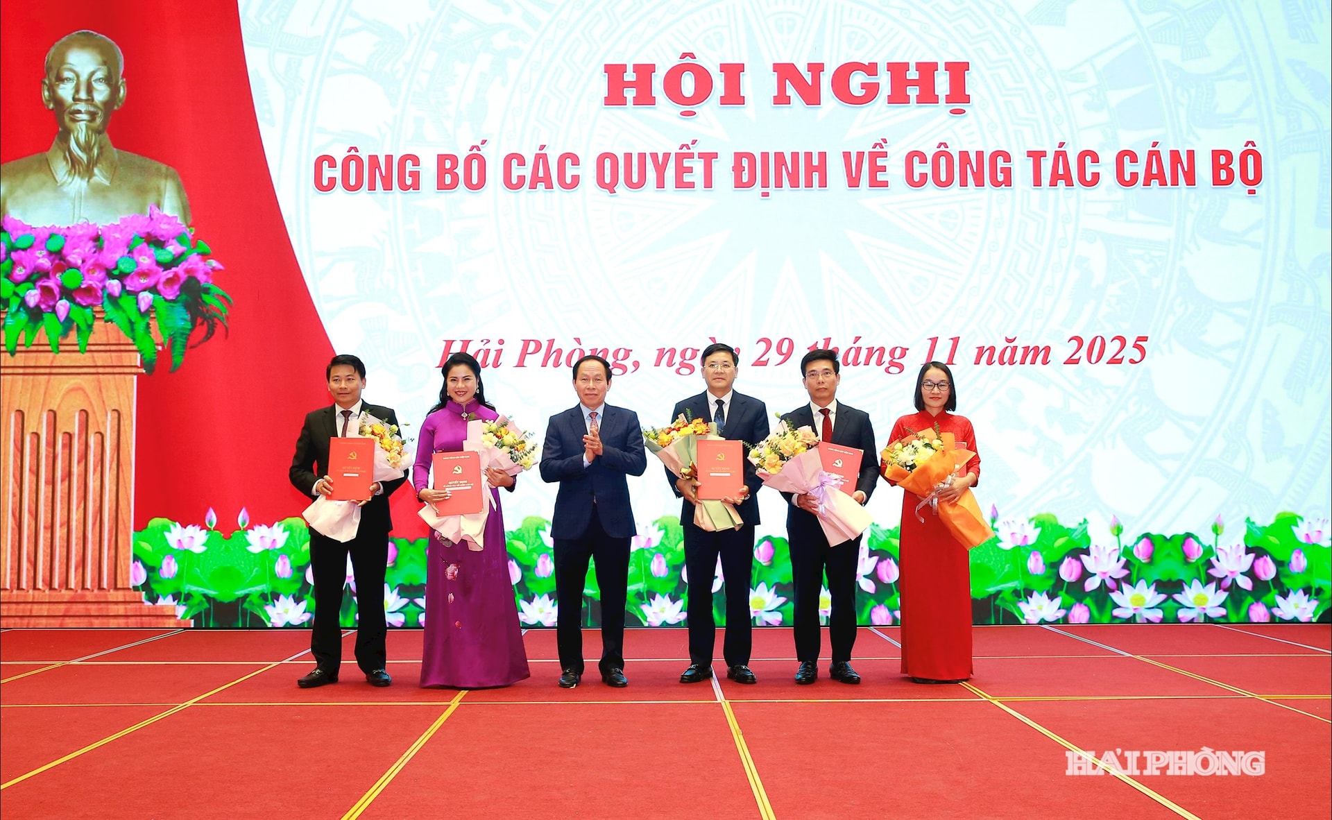 Đồng chí Lê Tiến Châu, Uỷ viên Trung ương Đảng, Bí thư Thành uỷ, Trưởng đoàn đại biểu Quốc hội Hải Phòng trao quyết định và tặng hoa chúc mừng các đồng chí được điều động nhận nhiệm vụ mới .