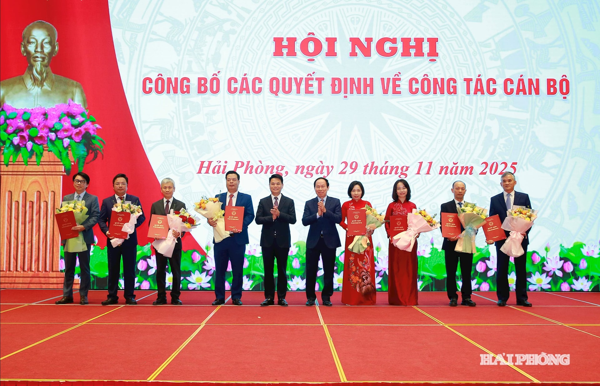Đồng chí Lê Tiến Châu, Uỷ viên Trung ương Đảng, Bí thư Thành uỷ, Trưởng đoàn đại biểu Quốc hội Hải Phòng; Lê Ngọc Châu, Phó bí thư Thành uỷ, Chủ tịch UBND thành phố trao quyết định của UBND thành phố và tặng hoa chúc mừng các đồng chí được điều động nhận nhiệm vụ mới .