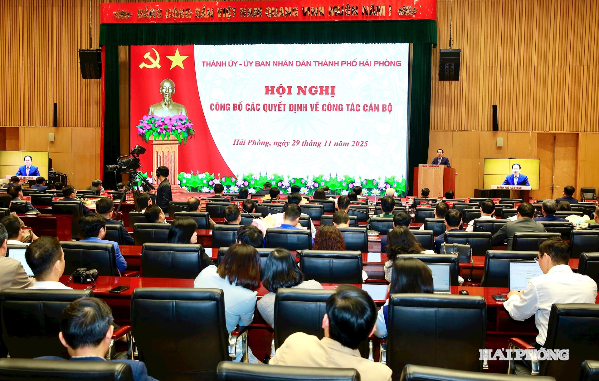 Quang cảnh hội nghị công bố các quyết định về công tác cand bộ.
