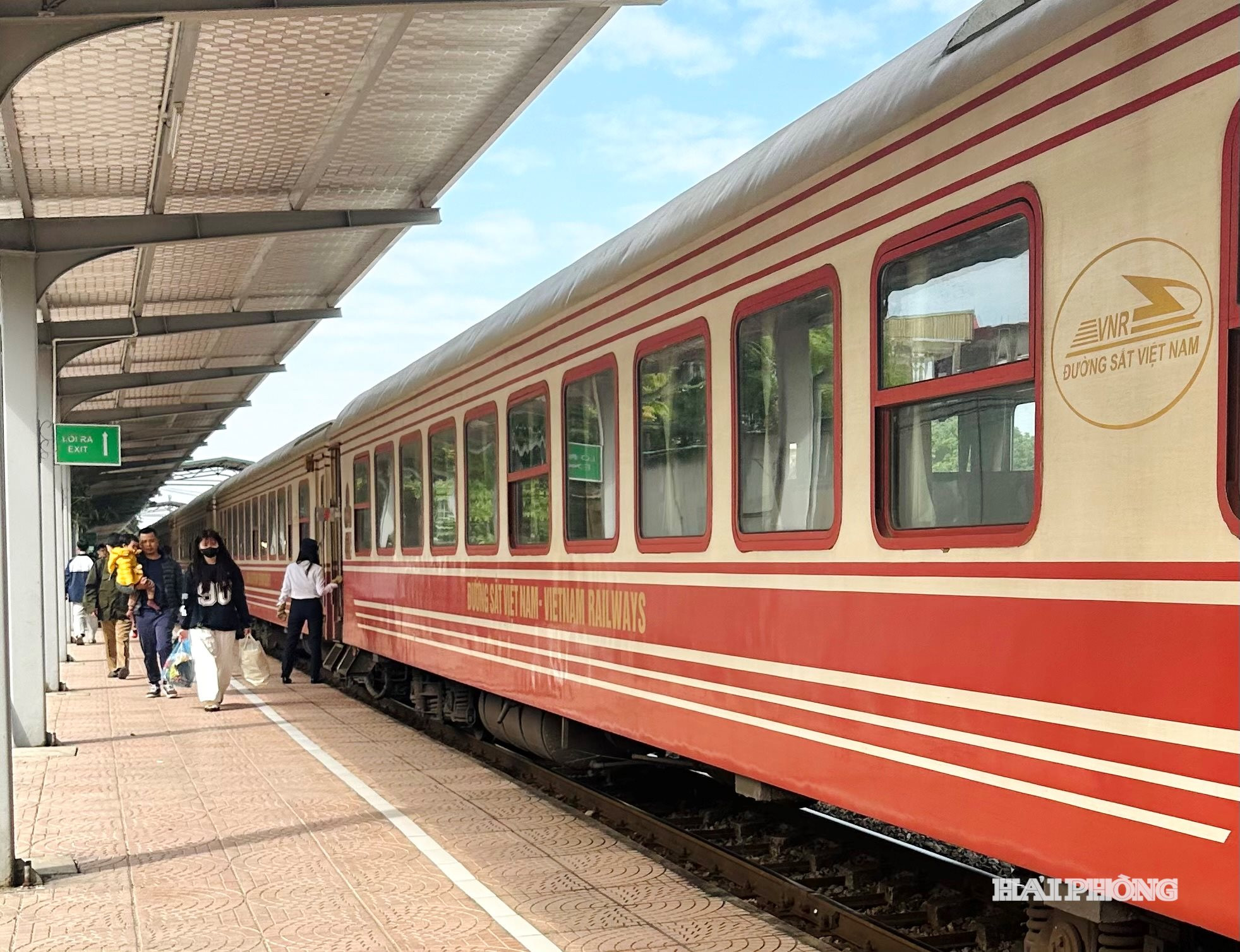 Những chuyến tàu từ ga Hải Dương đến ga Hải Phòng và ngược lại là phương tiện có tính an toàn, tiết kiệm, tiện lợi cho người dân đi lại sau hợp nhất