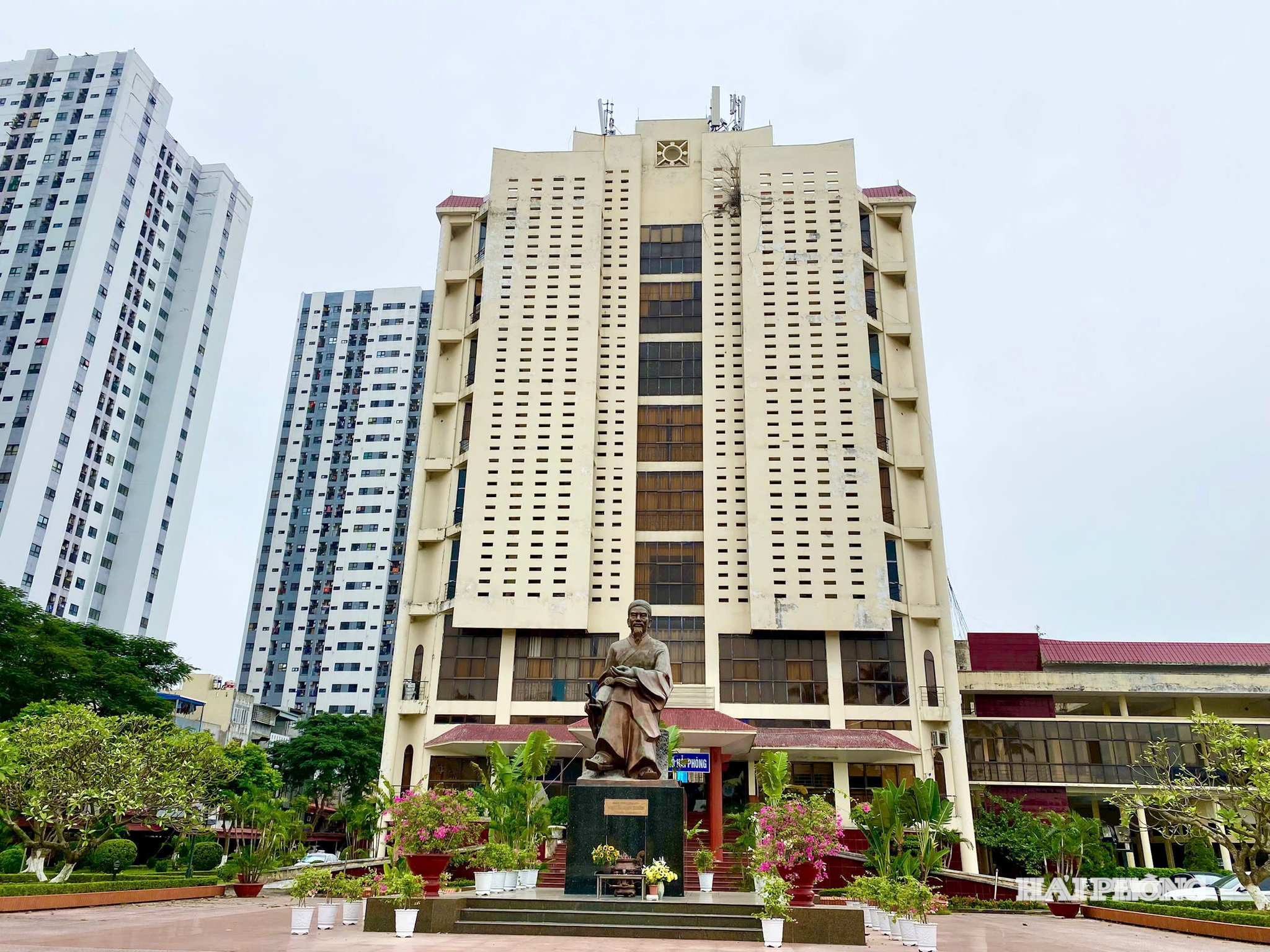 Công trình tượng đài Danh nhân văn hóa Nguyễn Bỉnh Khiêm trong khuôn viên Thư viện Hải Phòng