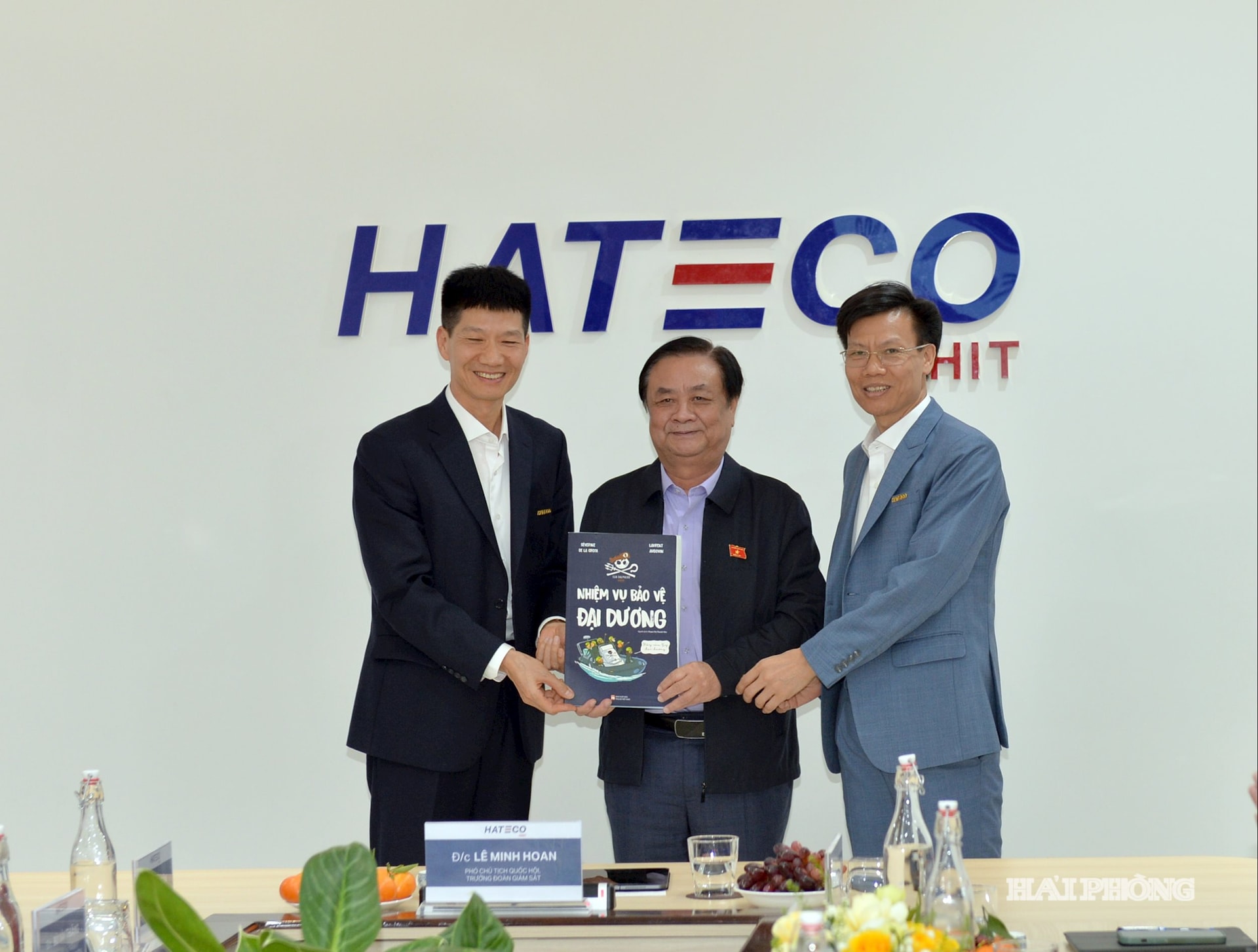 Đồng chí Lê Minh Hoan, Phó chủ tịch Quốc hội tặng quà lưu niệm cho Cảng container Quốc tế Hateco Hải Phòng.