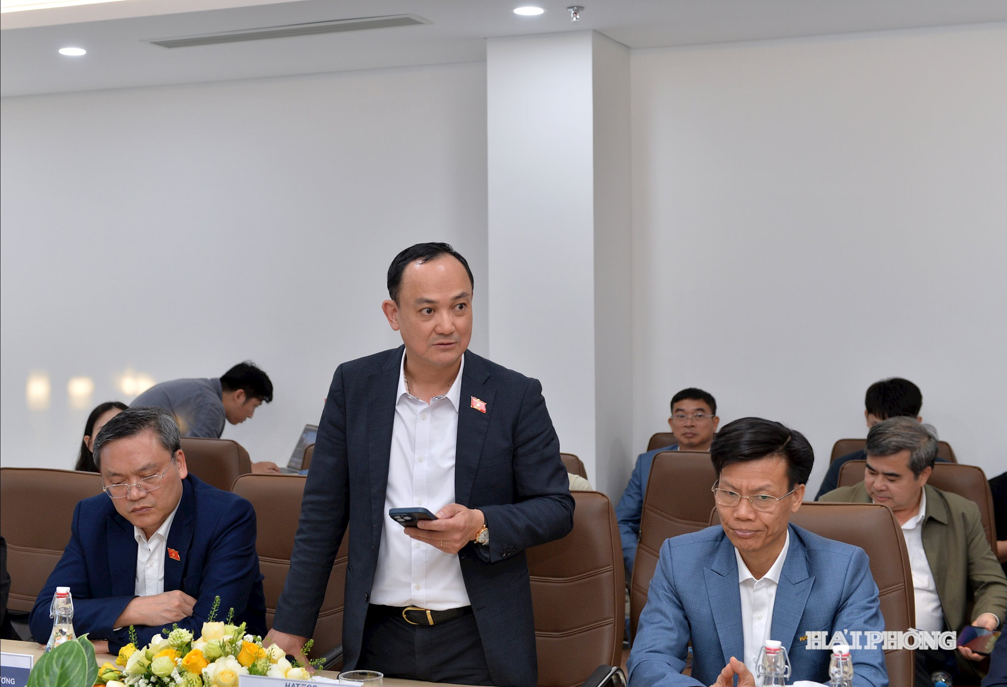 Thành viên đoàn giám sát của Quốc hội phát biểu ý kiến tại cuộc làm việc với Cảng Hateco Hải Phòng.
