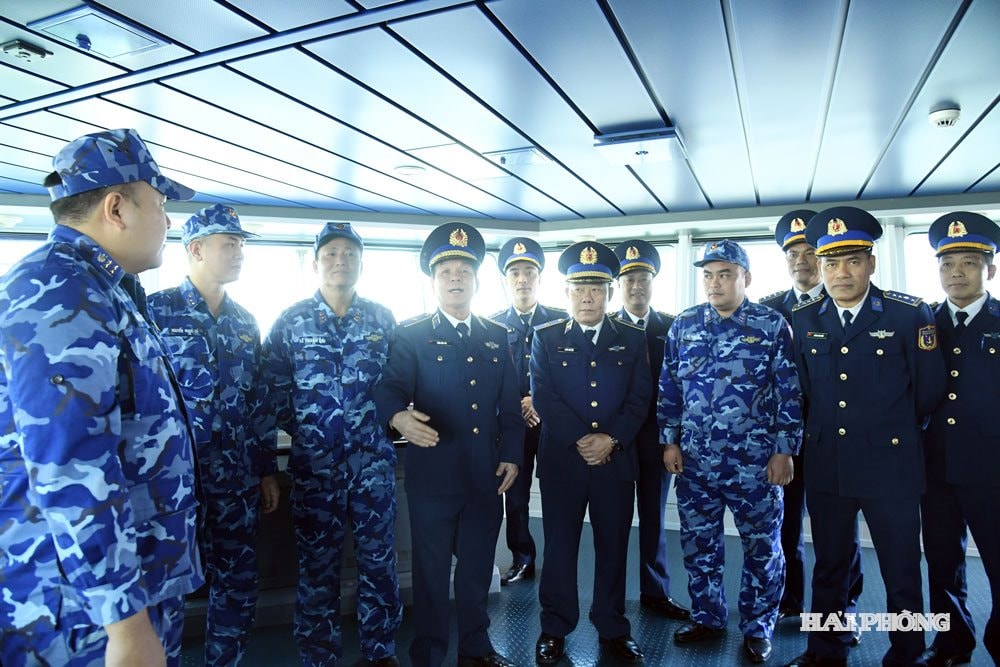 Thủ trưởng Bộ Tư lệnh Vùng Cảnh sát biển 1 động viên đoàn công tác sau khi tàu Cảnh sát biển 8004 cập cảng an toàn