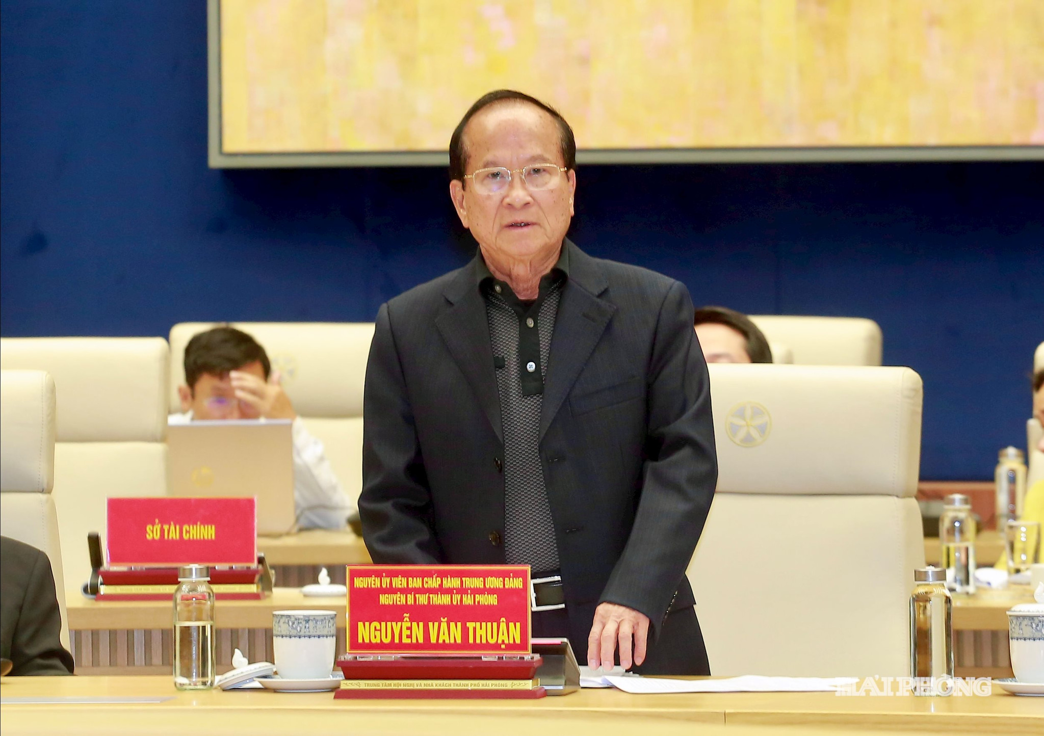 Đồng chí Nguyễn Văn Thuận, nguyên Uỷ viên Trung ương Đảng, nguyên Bí thư Thành uỷ, nguyên Chủ tịch HĐND thành phố phát biểu ý kiến.