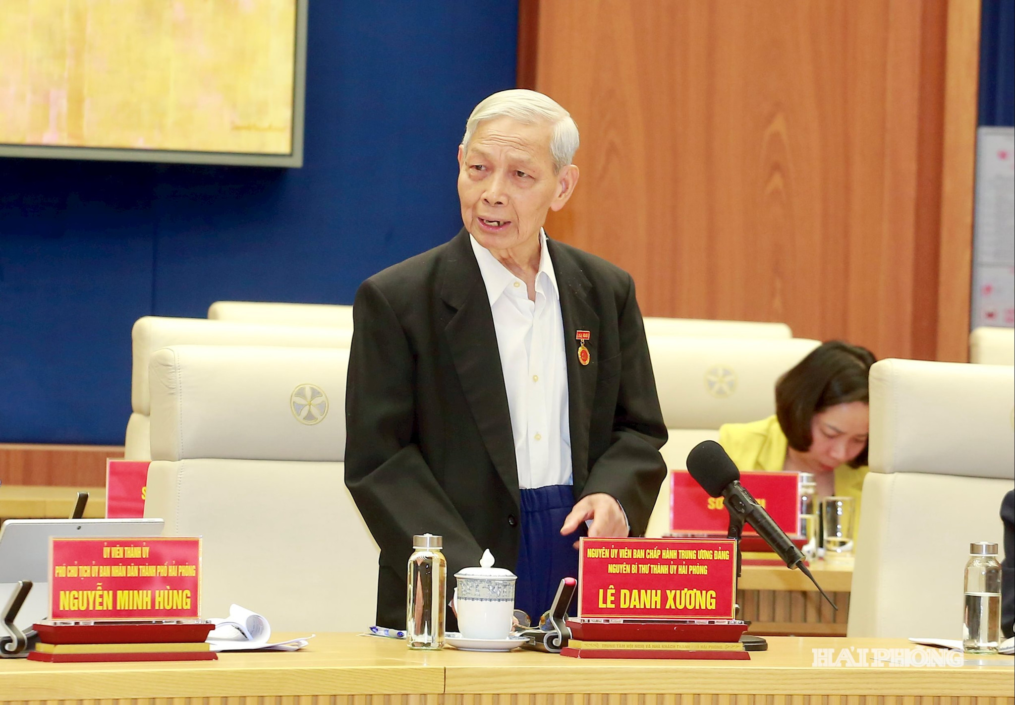 Đồng chí Lê Danh Xương, nguyên Uỷ viên Trung ương Đảng, nguyên Bí thư Thành uỷ, nguyên Chủ tịch HĐND thành phố phát biểu ý kiến.