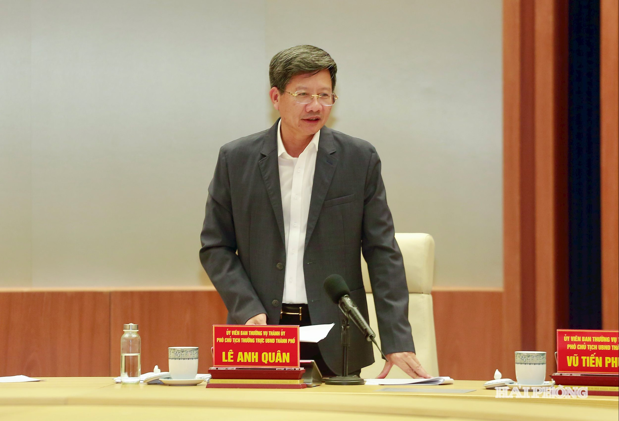 Đồng chí Lê Anh Quân, Uỷ viên Ban Thường vụ Thành uỷ, Phó chủ tịch Thường trực UBND thành phố trả lời một số ý kiến của cử tri.