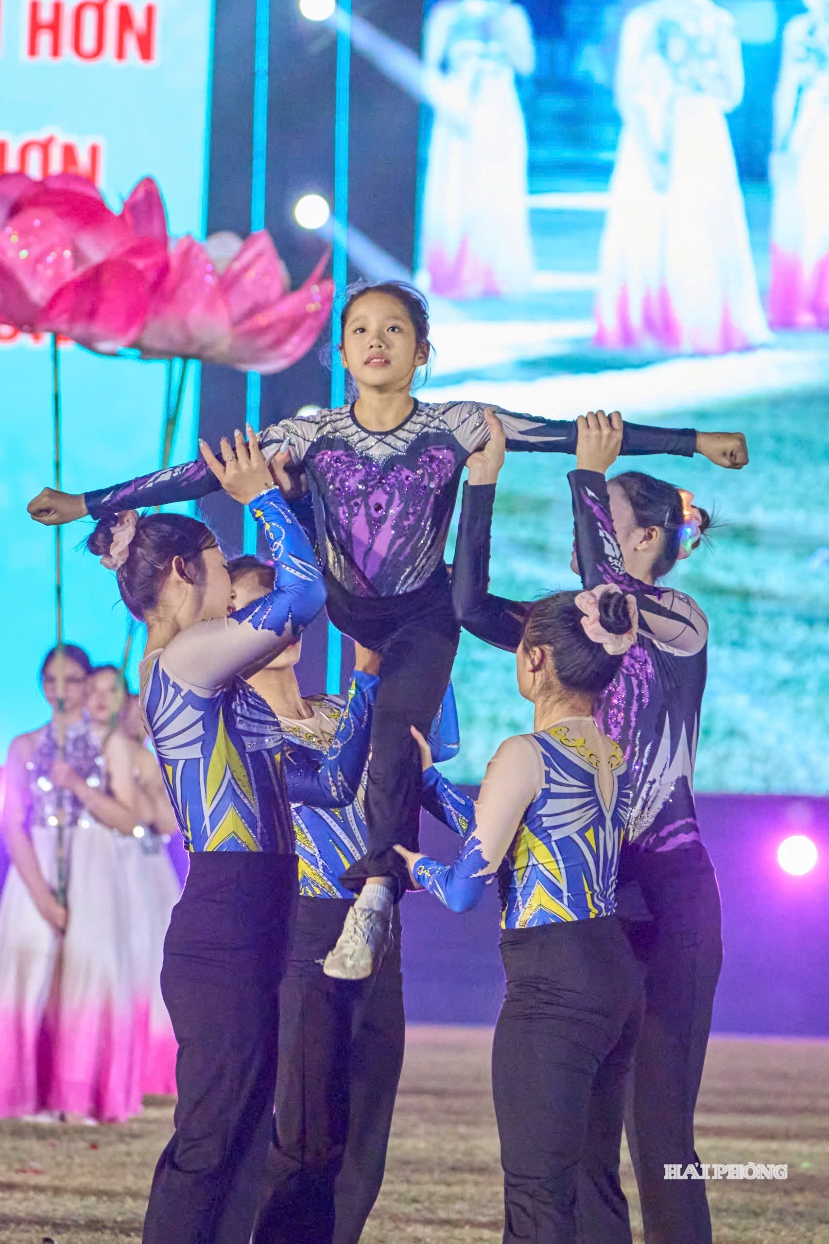 bieu-dien-khai-mac.jpg