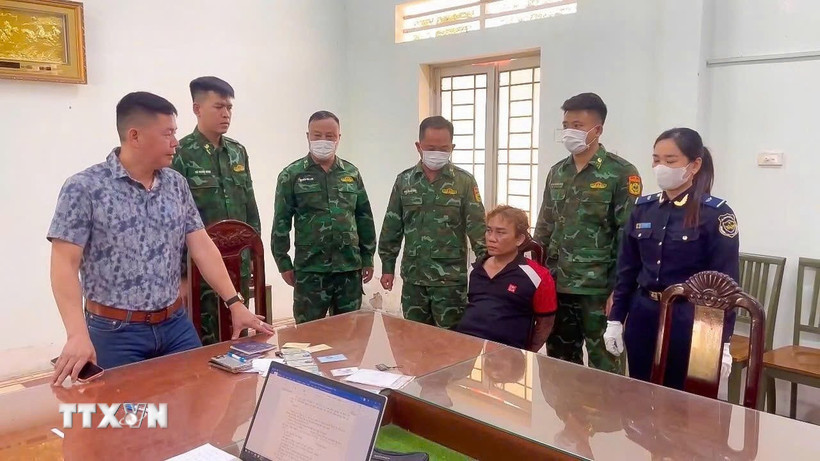 Đối tượng Nguyễn Tấn Thành bị lực lượng chức năng bắt giữ. (Ảnh: TTXVN phát)