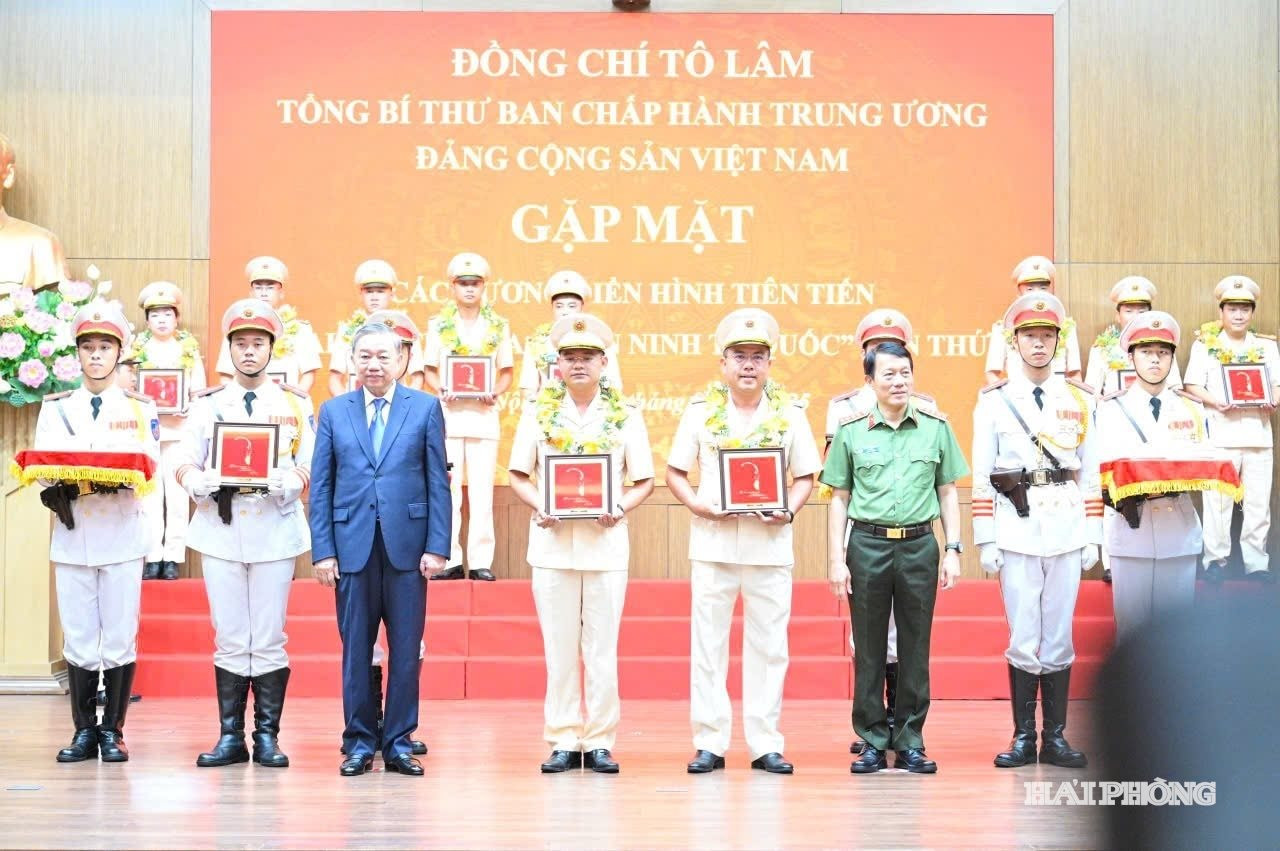 Thiếu tá Vũ Văn Nam là một trong 80 gương mặt tiêu biểu của lực lượng Công an Nhân dân năm 2025 được đồng chí Tổng Bí thư Tô Lâm và Bộ trưởng Bộ Công an Lương Tam Quang biểu dương, khen thưởng