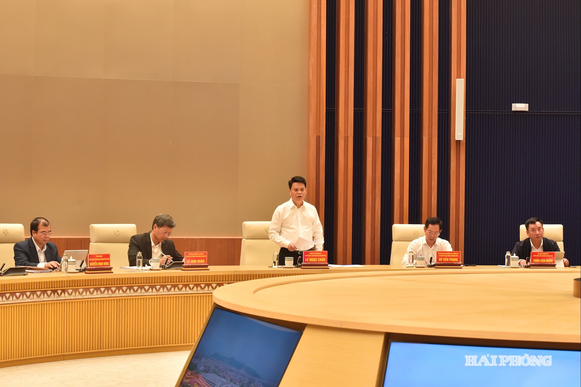 Kawan Le Ngoc Chau, Wakil Sekretaris Komite Partai Kota, Ketua Komite Rakyat Kota berbicara di konferensi tersebut.