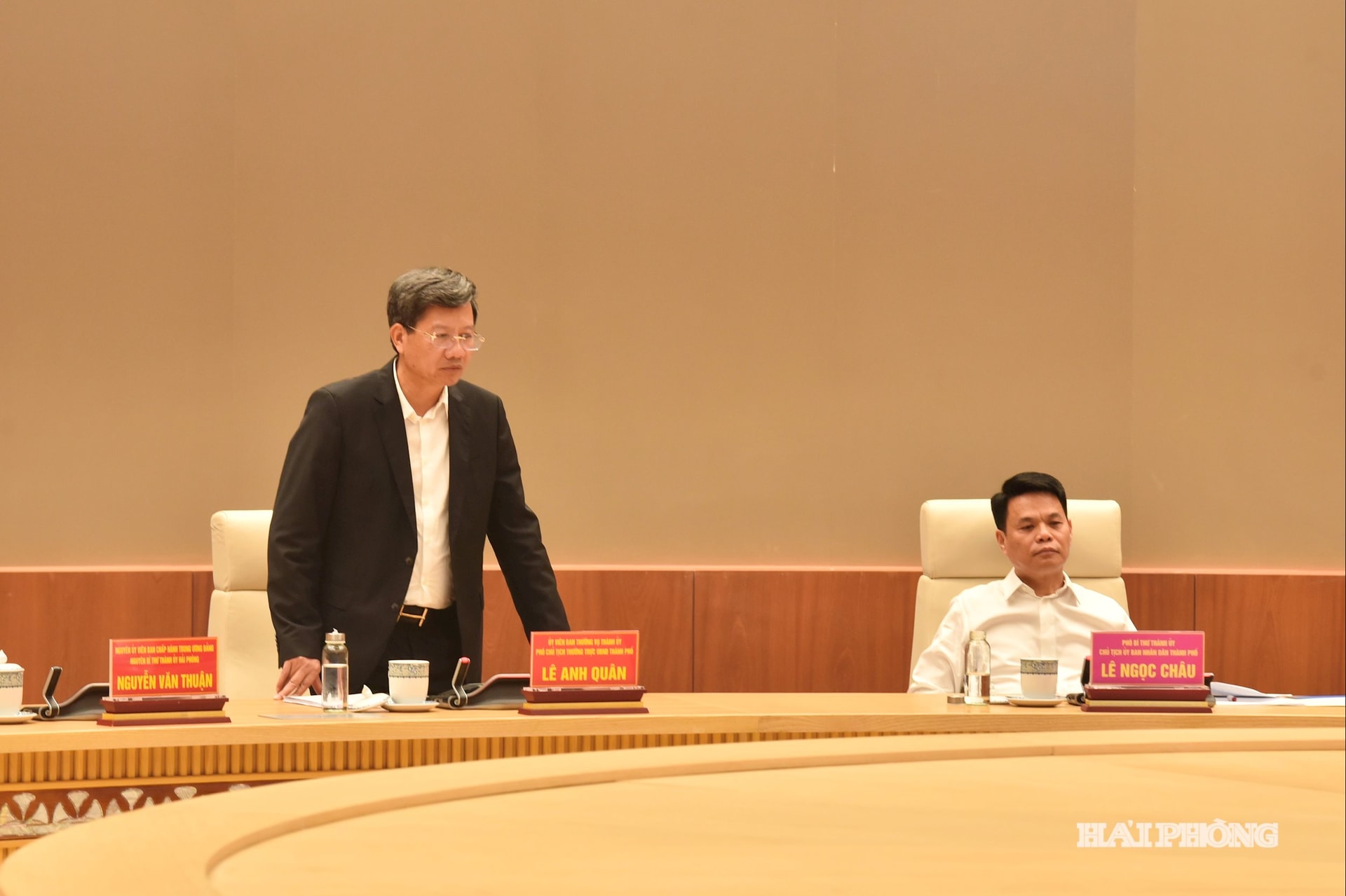 Kawan Le Anh Quan, Wakil Ketua Tetap Komite Rakyat Kota, berbicara pada rapat Komite Rakyat Kota.