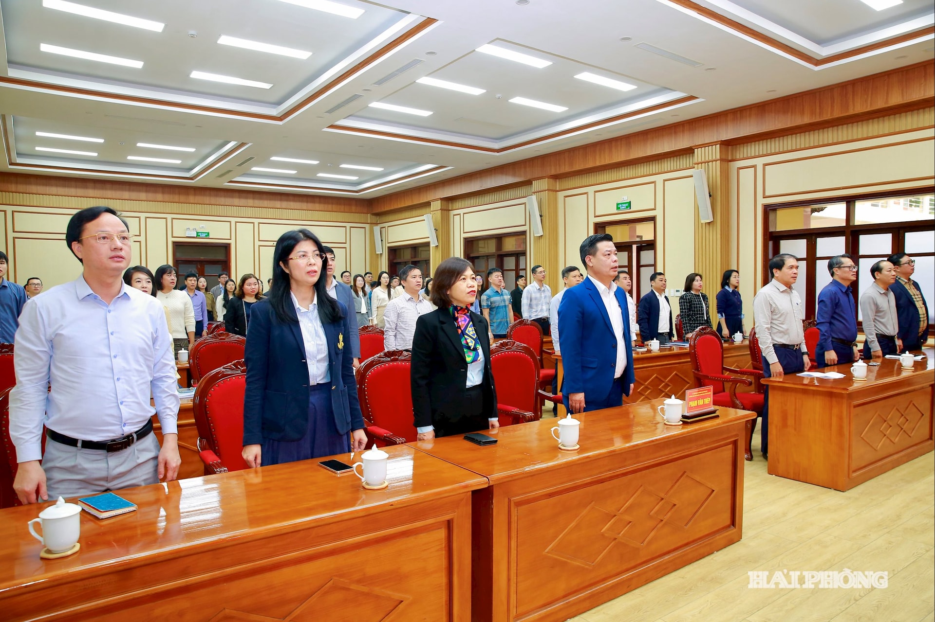 Đồng chí Phạm Văn Thép, Uỷ viên Ban Thường vụ Thành uỷ, Trưởng Ban quản lý Khu kinh tế Hải Phòng cùng các đồng chí lãnh đạo và nhân viên Ban quản lý thực hiện nghi lễ chào cờ đầu tuần.