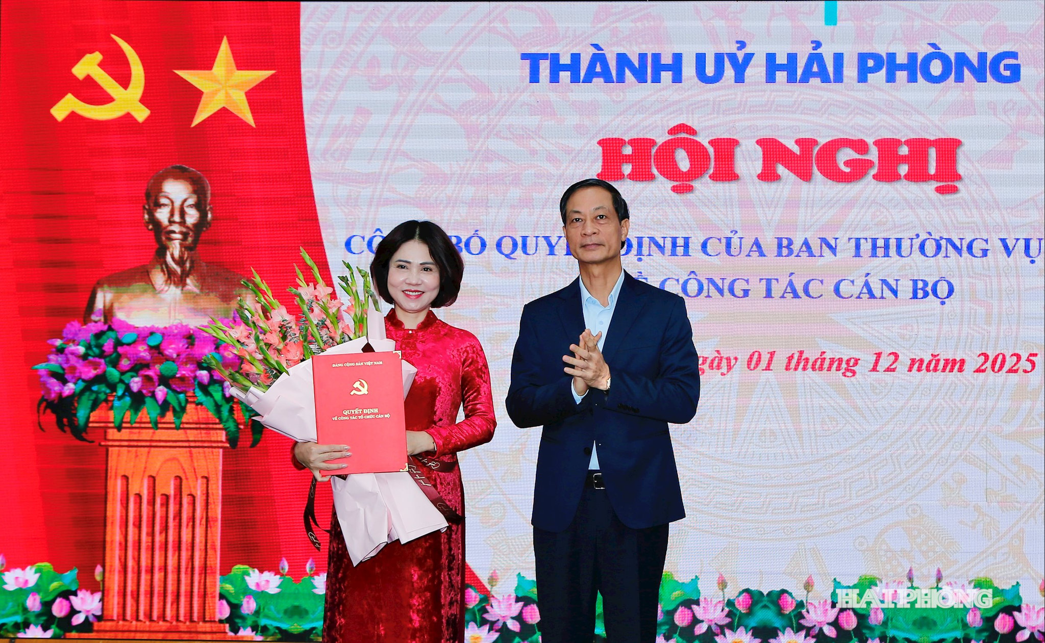 Đồng chí Đỗ Mạnh Hiến, Phó bí thư Thường trực Thành ủy trao quyết định bổ nhiệm của ban Thường vụ Thành ủy cjo đồng chí Bùi Thị Hồng Vân.