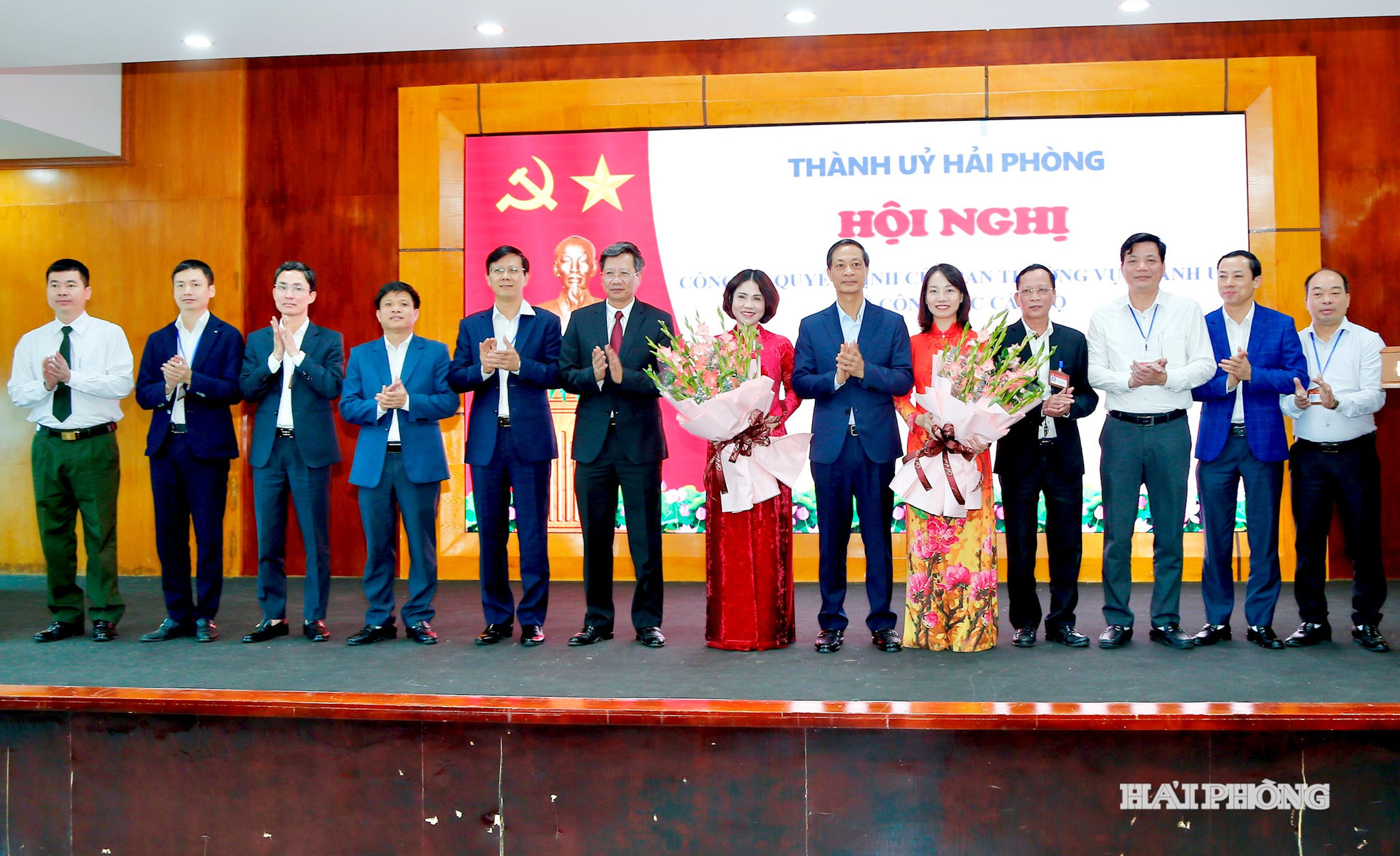 Đồng chí Đỗ Mạnh Hiến, Phó bí thư Thường trực Thành ủy cùng các đồng chí lãnh đạo thành phố, phường An Dương chúc mừng đồng chí Trần Thị Quỳnh Trang và Bùi Thị Hồng Vân.