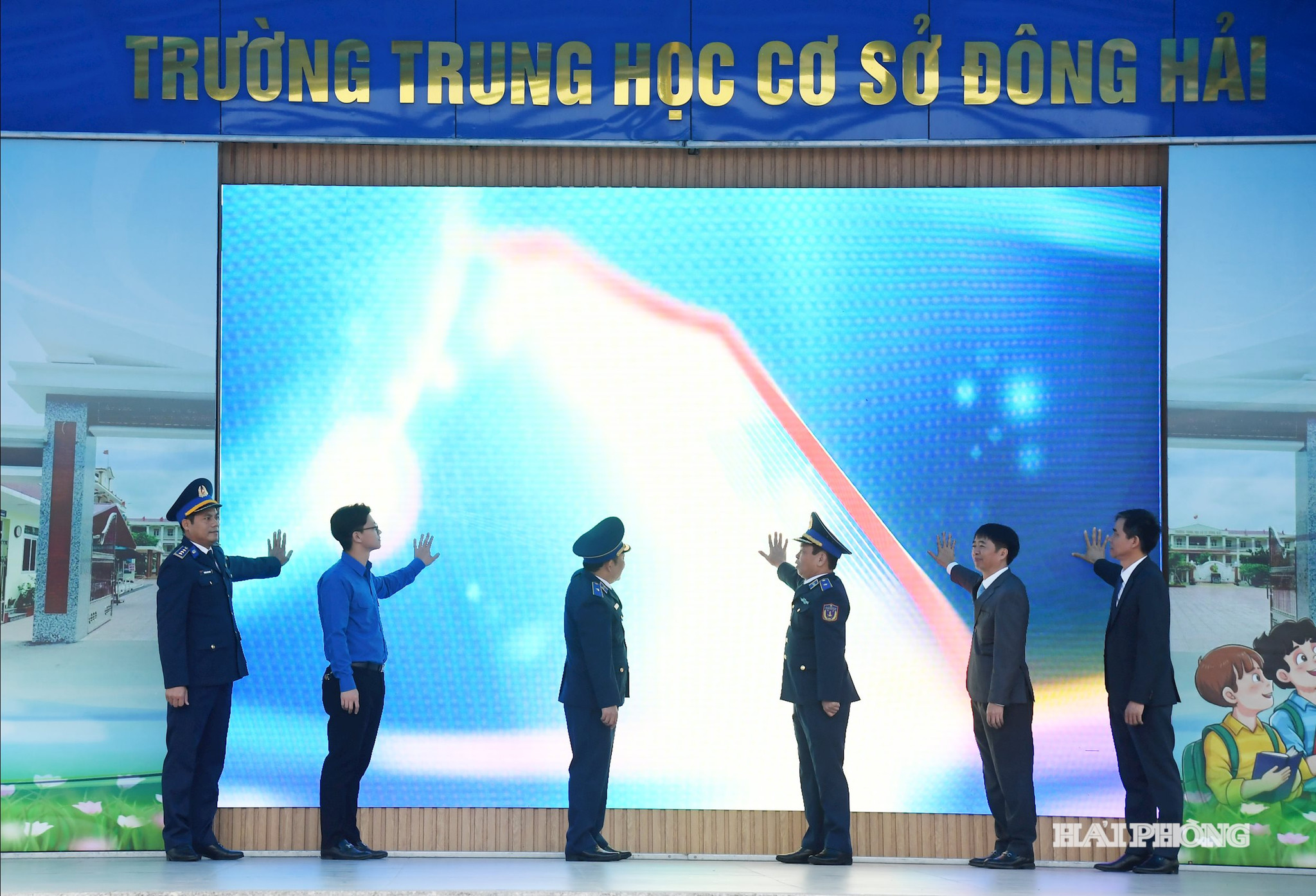 Các đại biểu kích hoạt khai mạc cuộc thi trực tuyến