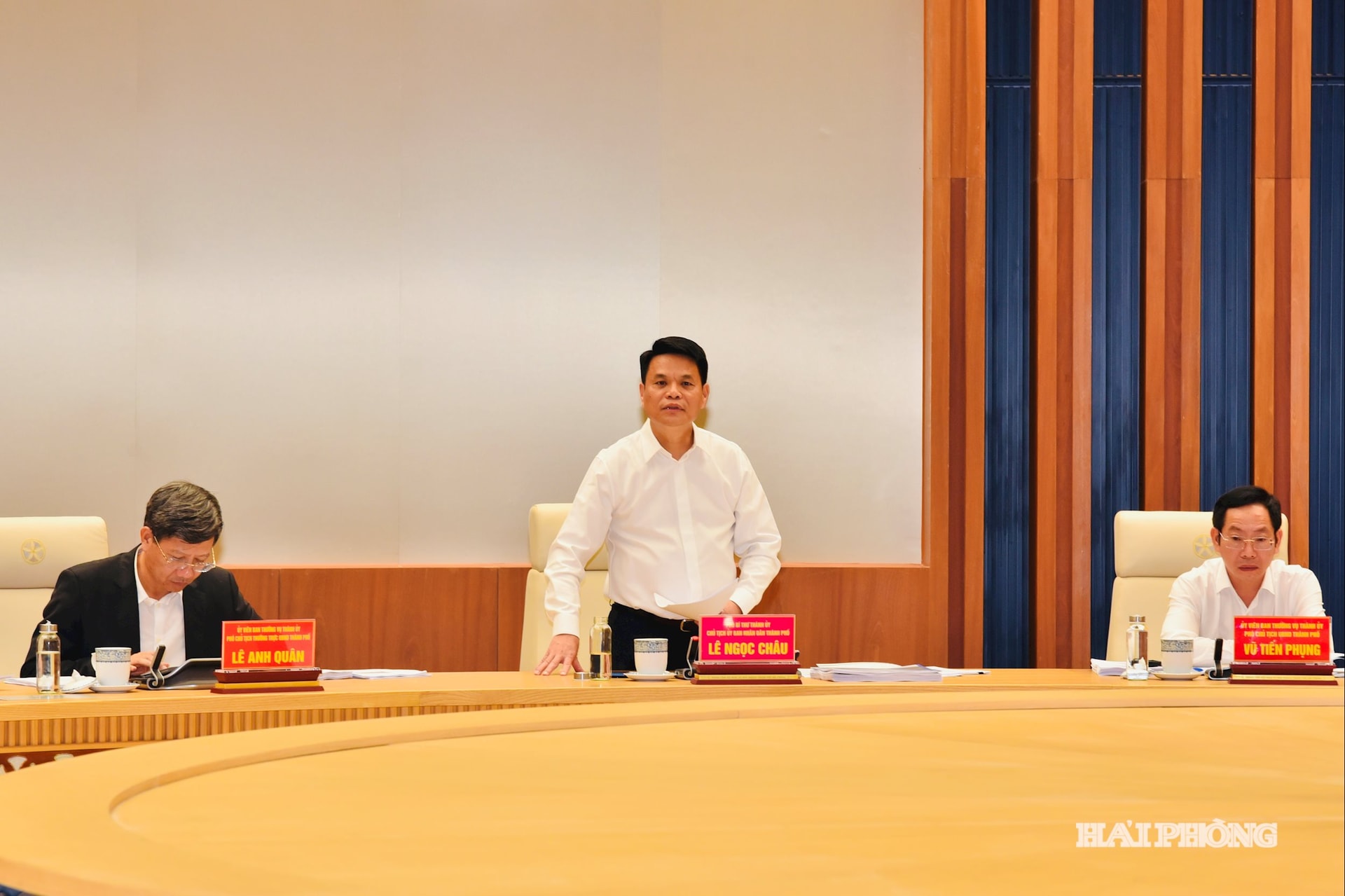 Kawan Le Ngoc Chau, Wakil Sekretaris Komite Partai Kota, Ketua Komite Rakyat Kota berbicara di konferensi tersebut.