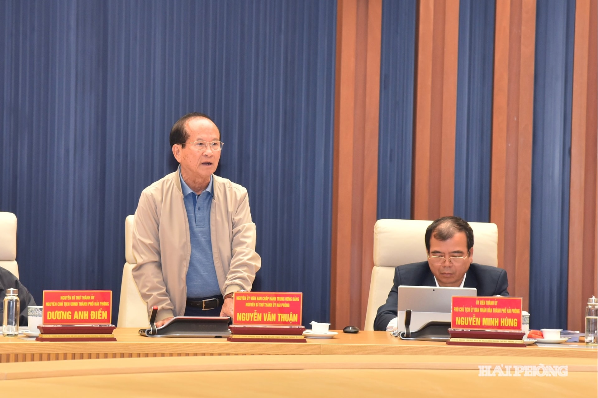 Mantan pemimpin kota berbicara di konferensi tersebut.