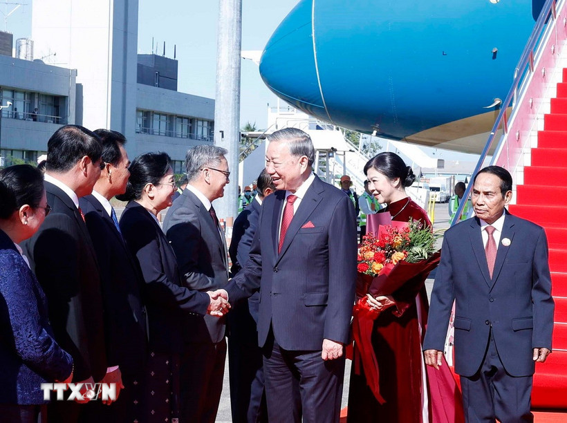 Lễ đón Tổng Bí thư Tô Lâm cùng Phu nhân tại sân bay quốc tế Wattay. (Ảnh: Thống Nhất/TTXVN)