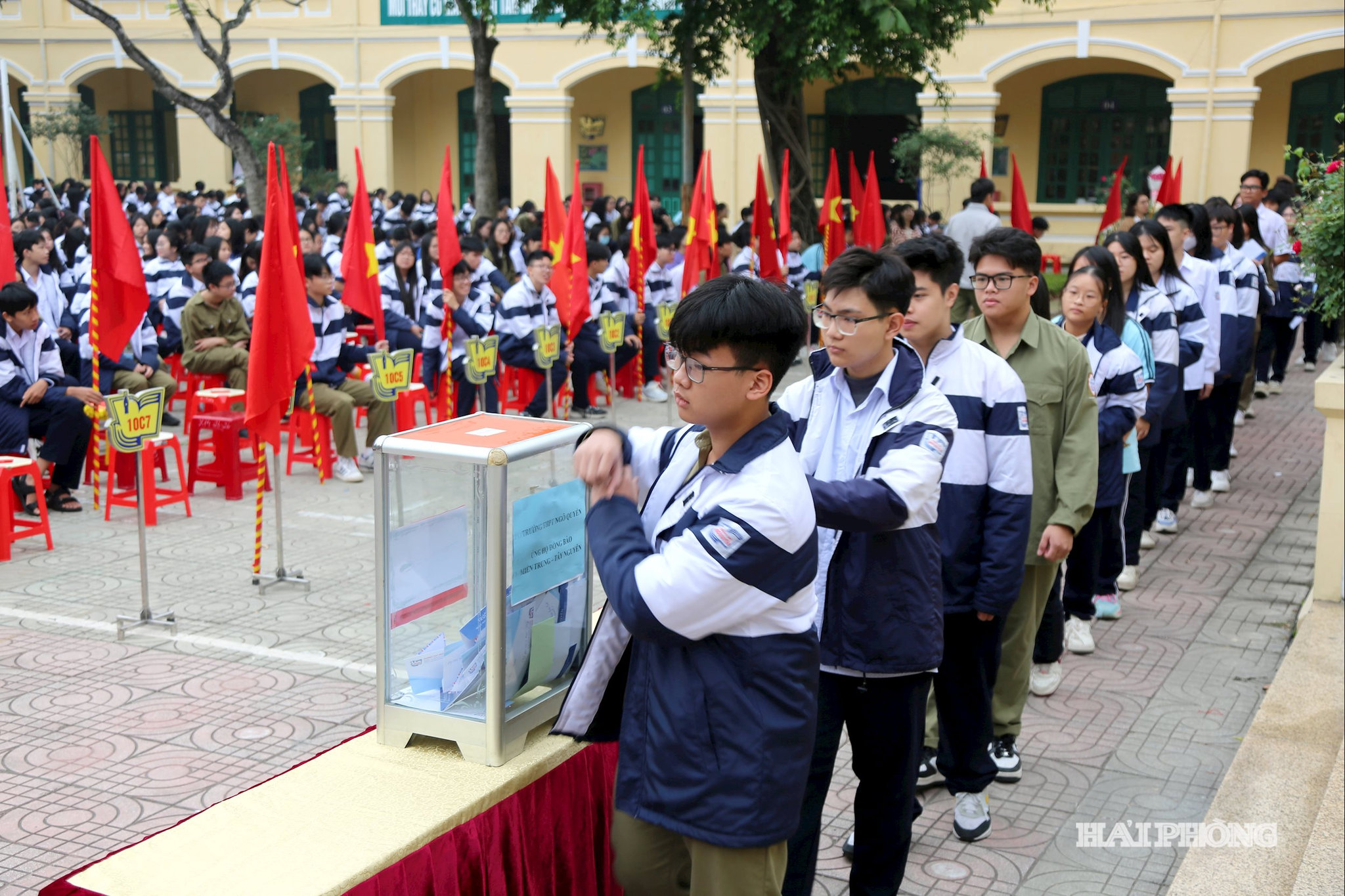 Học sinh Trường THPT Ngô Quyền ủng hộ người dân vùng lũ