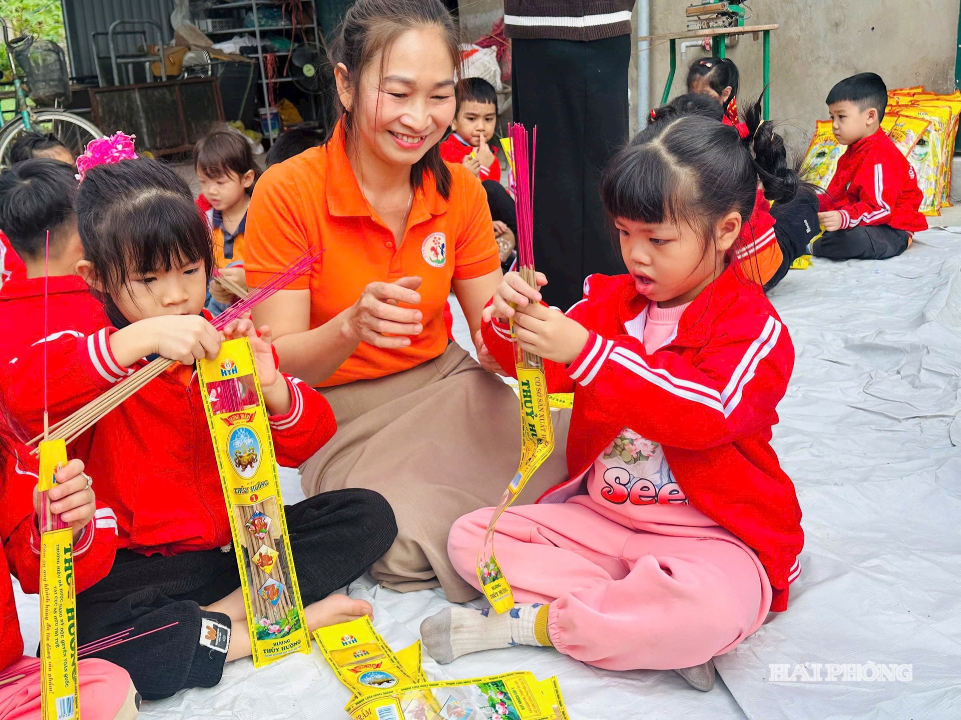 Ngoài giá trị giáo dục cho trẻ, chương trình còn tạo cơ hội cho giáo viên nâng cao năng lực tổ chức các hoạt động trải nghiệm sáng tạo, phát huy kỹ năng sư phạm và tư duy linh hoạt trong giảng dạy. Phụ huynh cũng được khuyến khích tham gia, tạo sự gắn kết giữa nhà trường, gia đình và cộng đồng, cùng lan tỏa những giá trị văn hóa truyền thống đến trẻ em. Trong ảnh: Cô và trò tham gia công đoạn đóng gói hương tại làng nghề hương ở xã Quốc Tuấn (cũ).