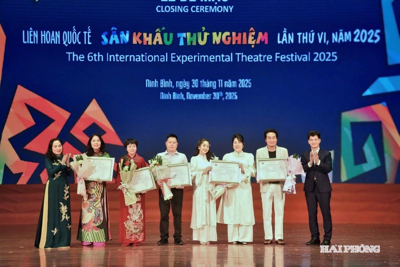 Ledarna för Hai Phong Traditional Theatre (3:e från vänster) fick guldmedaljen för pjäsen