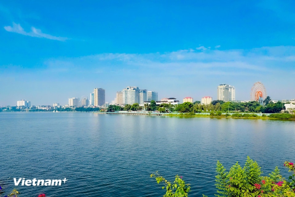 Hồ Tây không chỉ là lá phổi xanh của Thủ đô Hà Nội. Mà còn là hồ điều hòa, cân đối lượng nước, góp phần tránh ngập lụt cho Thành phố. (Ảnh: Trần Hương Sơn/Vietnam+)