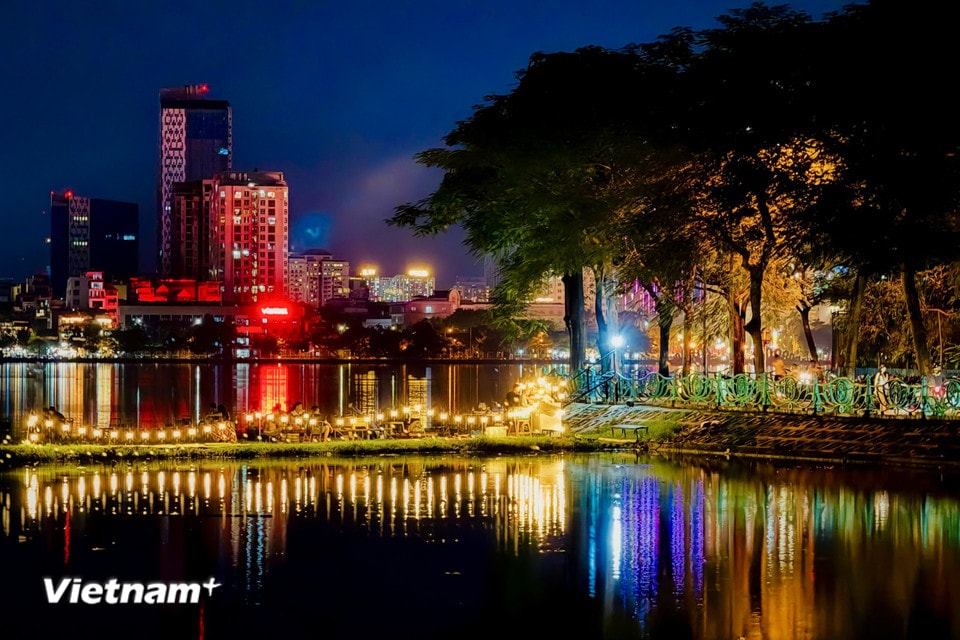 Những ánh đèn phản chiếu trên mặt hồ, các hàng quán ăn vặt và cà phê đêm tạo nên một bức tranh đầy sức hút. (Ảnh: Trần Hương Sơn/Vietnam+)