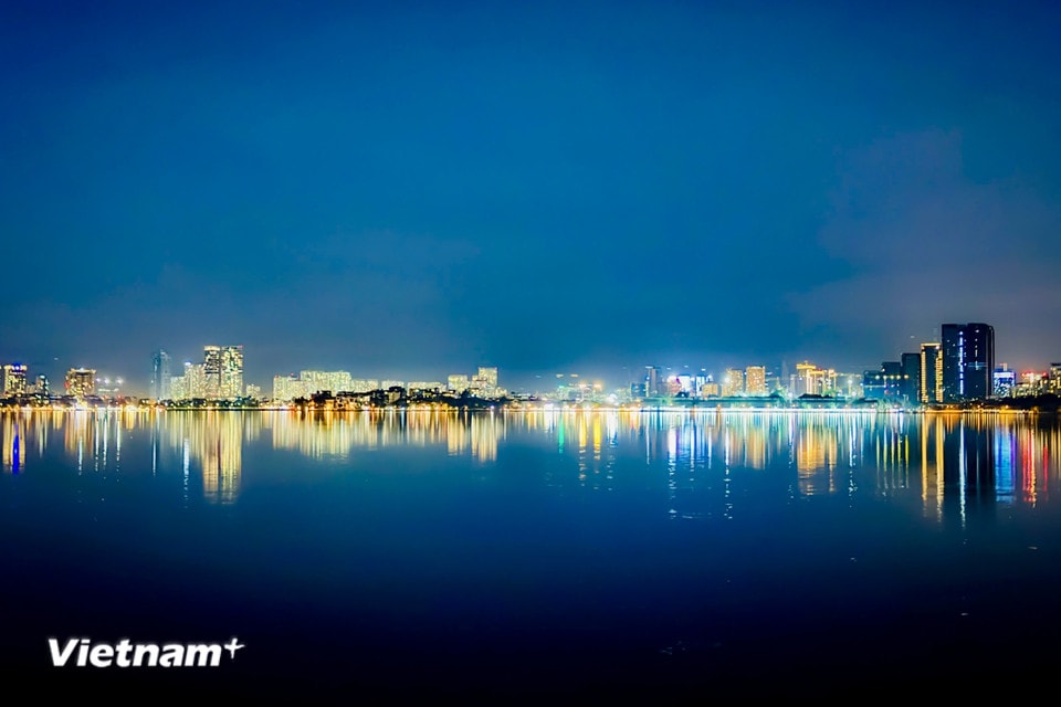 Như hóa thành bức tranh thủy mặc, dịu dàng mà đầy mê hoặc. (Ảnh: Trần Hương Sơn/Vietnam+)