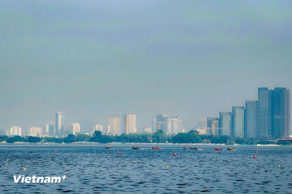 Hồ Tây (phường Tây Hồ, Hà Nội) có diện tích khoảng 526 ha mặt nước. (Ảnh: Trần Hương Sơn/Vietnam+)
