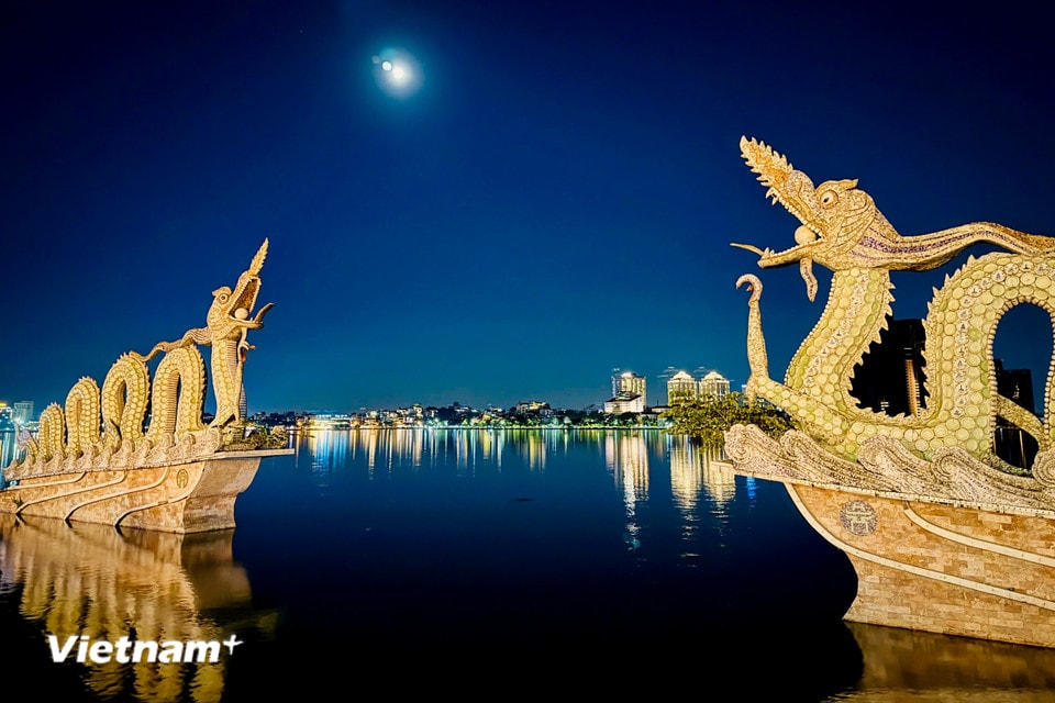 Hồ Tây về đêm mang đến một vẻ đẹp huyền bí và lãng mạn, với không gian yên tĩnh và cảnh sắc tuyệt vời. (Ảnh: Trần Hương Sơn/Vietnam+)