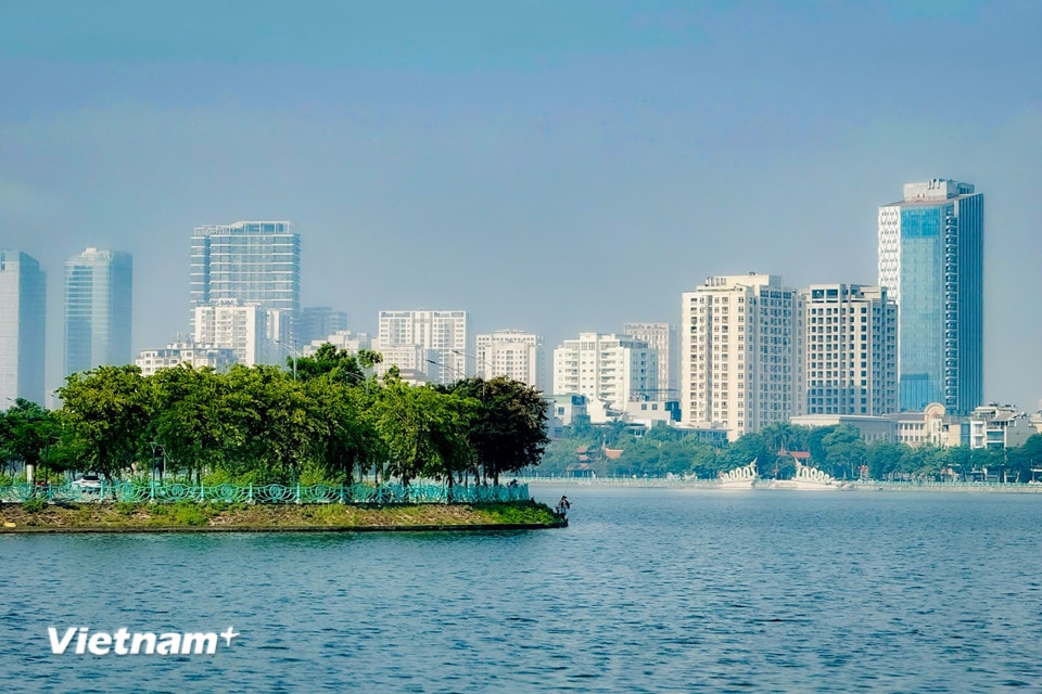 Ở Hồ Tây, luôn có sóng nước mênh mông, cây xanh bao phủ. (Ảnh: Trần Hương Sơn/Vietnam+)