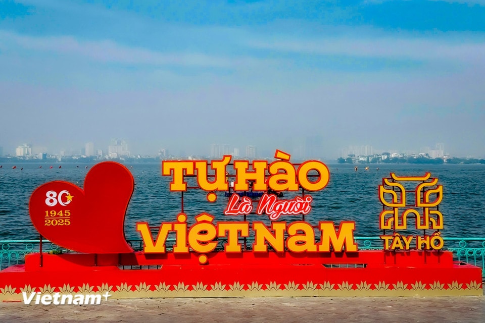 Rất nhiều du khách, sinh viên, các đôi bạn trẻ chụp những bô ảnh đẹp. (Ảnh: Trần Hương Sơn/Vietnam+)