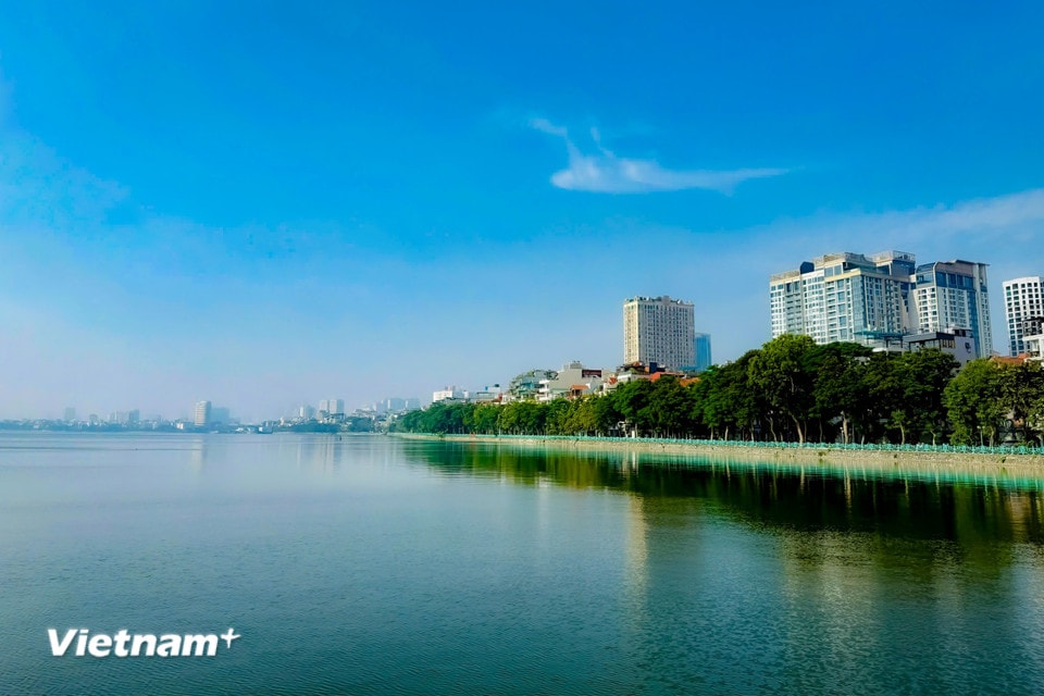 Vòng quanh Hồ là những tán cây mềm mại in bóng xuống mặt lăn tăn sóng nước. (Ảnh: Trần Hương Sơn/Vietnam+)