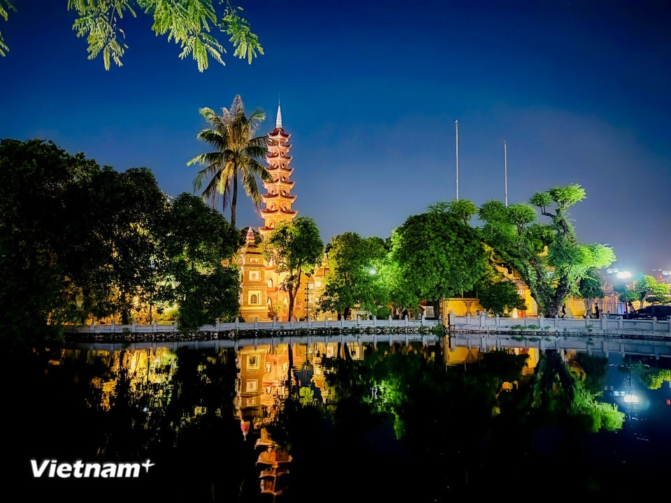 Hồ Tây về đêm toát lên vẻ đẹp huyền ảo và trữ tình. (Ảnh: Trần Hương Sơn/Vietnam+)