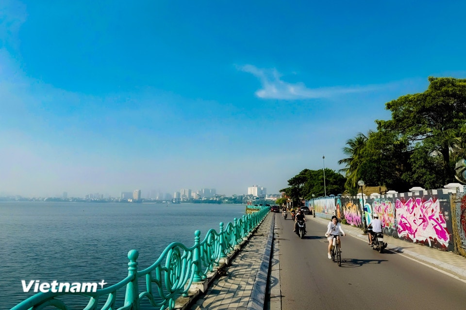 Những người dân đạp xe đạp, dạo chơi ven hồ cảm nhận được vẻ đẹp, sự lưu luyến khi đi vòng quan những con đường ven hồ. (Ảnh: Trần Hương Sơn/Vietnam+)