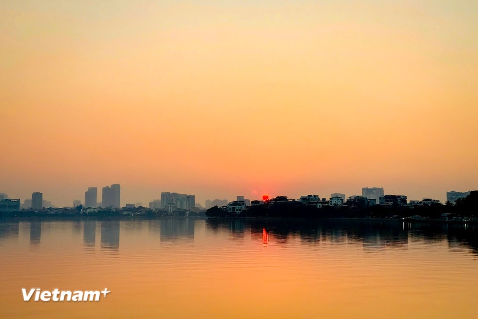 Hoàng hôn Hồ Tây yên bình mỗi buổi chiều tà khiến những tâm hồn mơ mộng mê mẩn mỗi khi du lịch Hà Nội. (Ảnh: Trần Hương Sơn/Vietnam+)