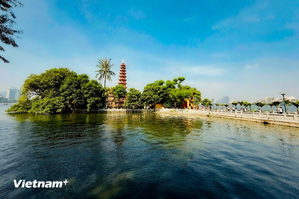 Mà còn bởi những nét trầm mặc hoà trên mái ngói của những ngôi chùa cổ kính với kiến trúc mang giá trị nghệ thuật cao như chùa Trấn Quốc. (Ảnh: Trần Hương Sơn/Vietnam+)