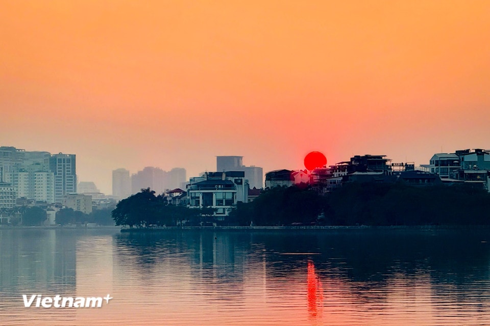 Dù nhìn ở bất kỳ góc độ nào, vẻ đẹp của Hồ Tây khi đón ánh chiều tà đang buông dần phía xa xa cũng đủ khiến mọi người xiêu lòng. Có thể nói, Hồ Tây là thắng cảnh độc nhất vô nhị của Hà Nội. Một báu vật do thiên nhiên ban tặng cho Thủ đô. (Ảnh: Trần Hương Sơn/Vietnam+)