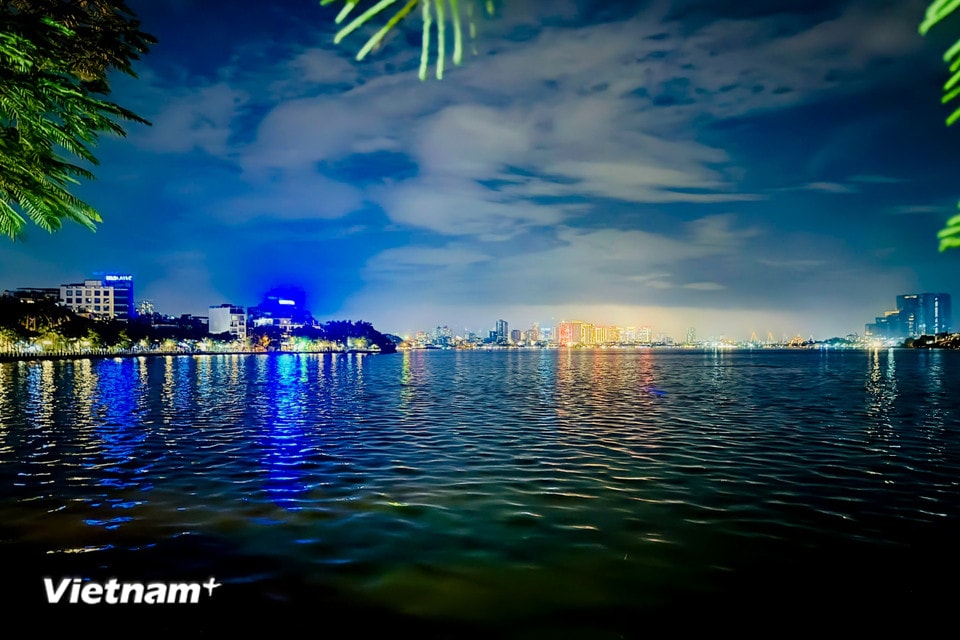 Vẻ đẹp của Hồ Tây về đêm cũng chính là điều khiến nơi đây luôn thu hút. (Ảnh: Trần Hương Sơn/Vietnam+)