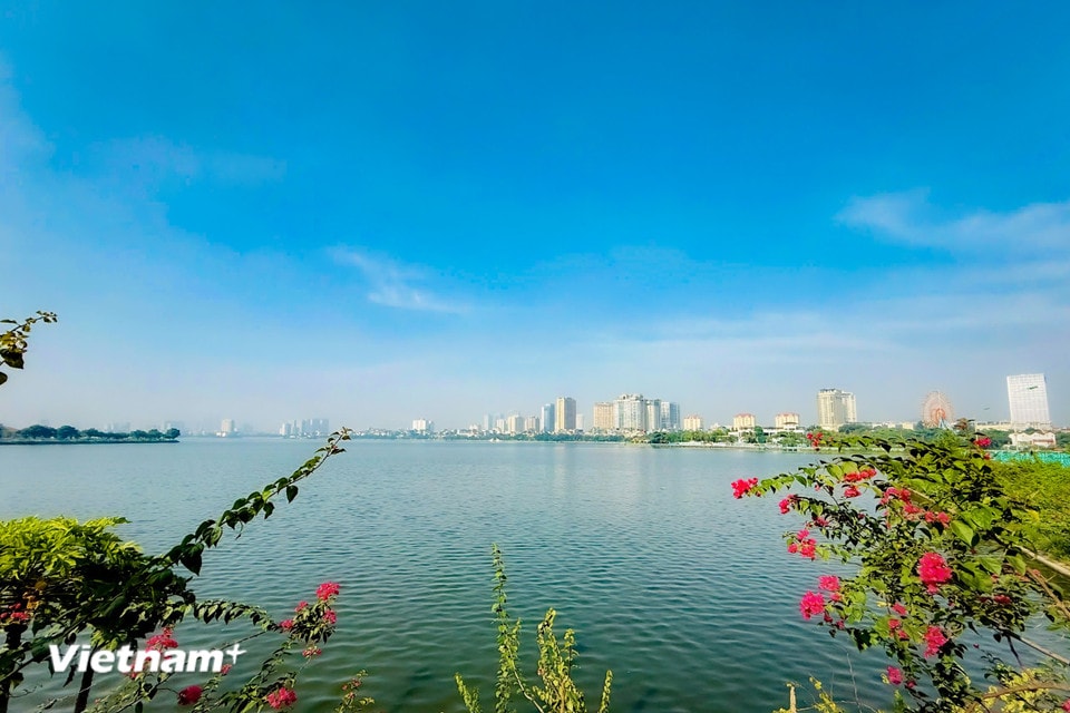 Tham quan Hồ Tây, du khách có cơ hội được thư giãn, du ngoạn, ngắm cảnh và hít thở không khí trong lành. (Ảnh: Trần Hương Sơn/Vietnam+)