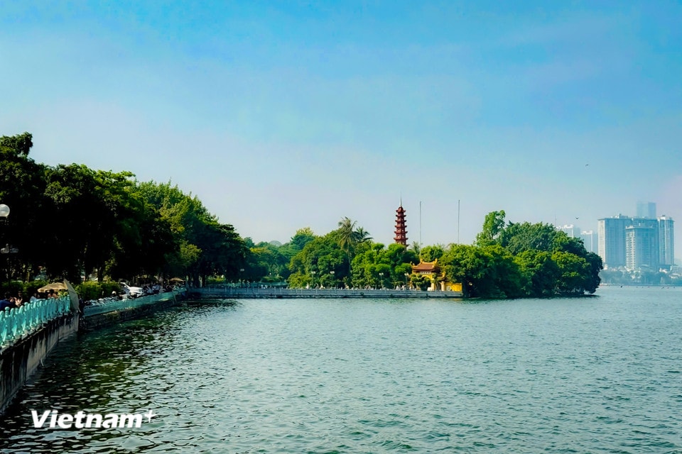 Đến với Tây Hồ, cảm giác yên bình tràn ngập trong tâm trí không chỉ bởi khung cảnh nên thơ nơi hồ nước phẳng lặng. (Ảnh: Trần Hương Sơn/Vietnam+)