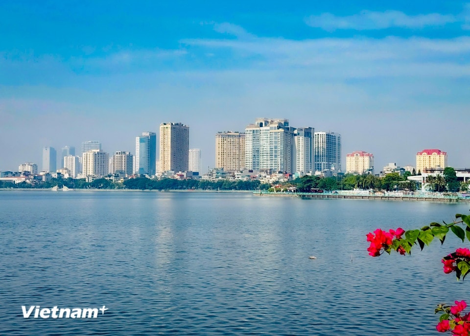 Sóng nước hồ Tây in soi vóc dáng đô thị Hà Nội khang trang, hiện đại. (Ảnh: Trần Hương Sơn/Vietnam+)
