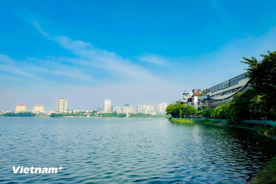 Nhiều người như đã thành thói quen, sẽ dạo quanh những con đường bao quanh Hồ Tây như Thanh Niên, Yên Phụ, Nghi Tàm, hay Quảng Bá. (Ảnh: Trần Hương Sơn/Vietnam+)